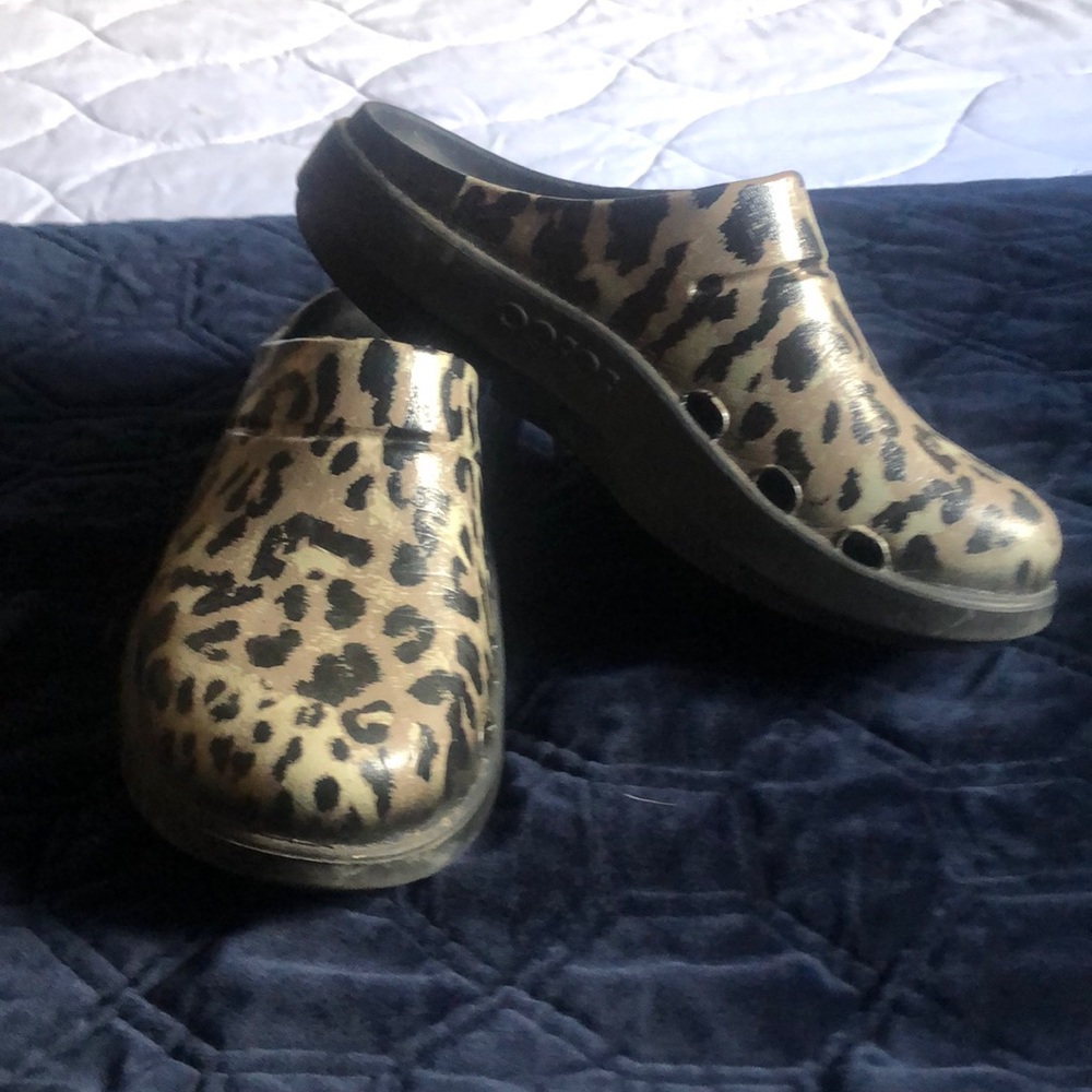 OOFOS Super comfy and adorable EUC Leopard print ‘recovery’ clogs.